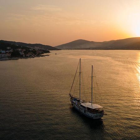 Apartments By The Sea Arbanija, Ciovo - 1085 Трогир Екстериор снимка