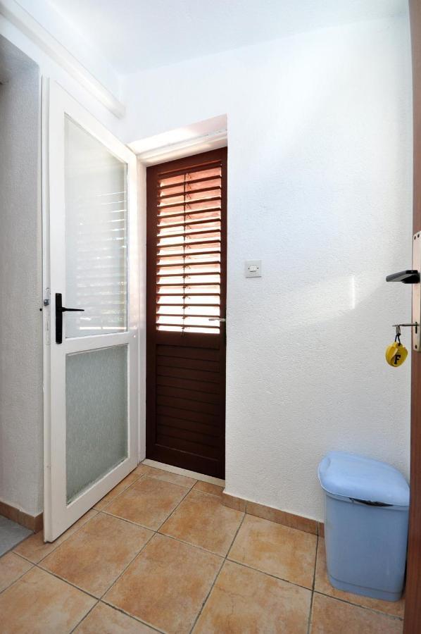 Apartments By The Sea Arbanija, Ciovo - 1085 Трогир Екстериор снимка