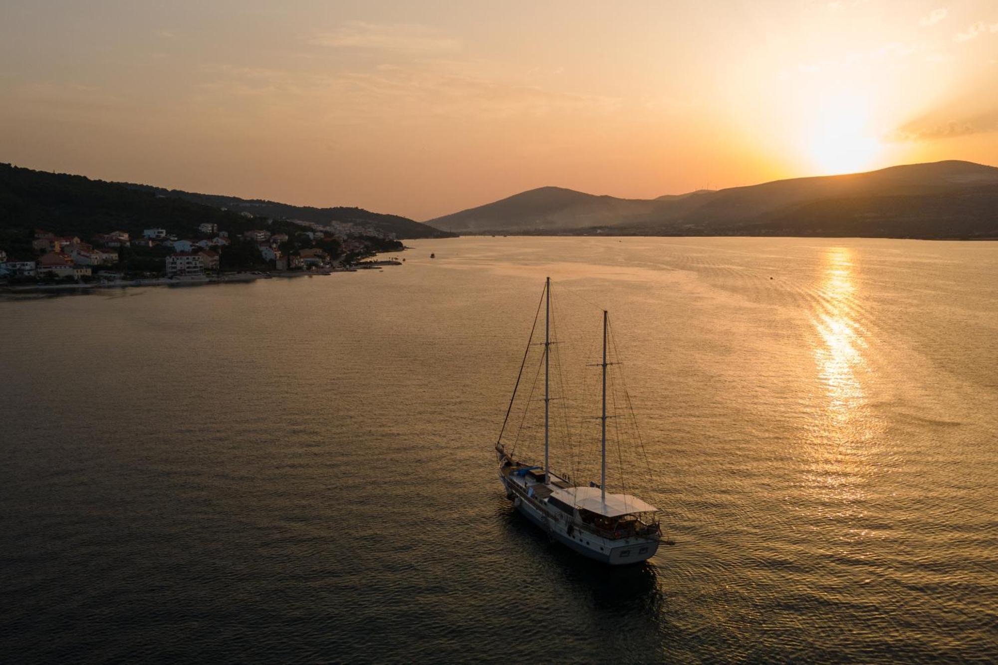 Apartments By The Sea Arbanija, Ciovo - 1085 Трогир Екстериор снимка